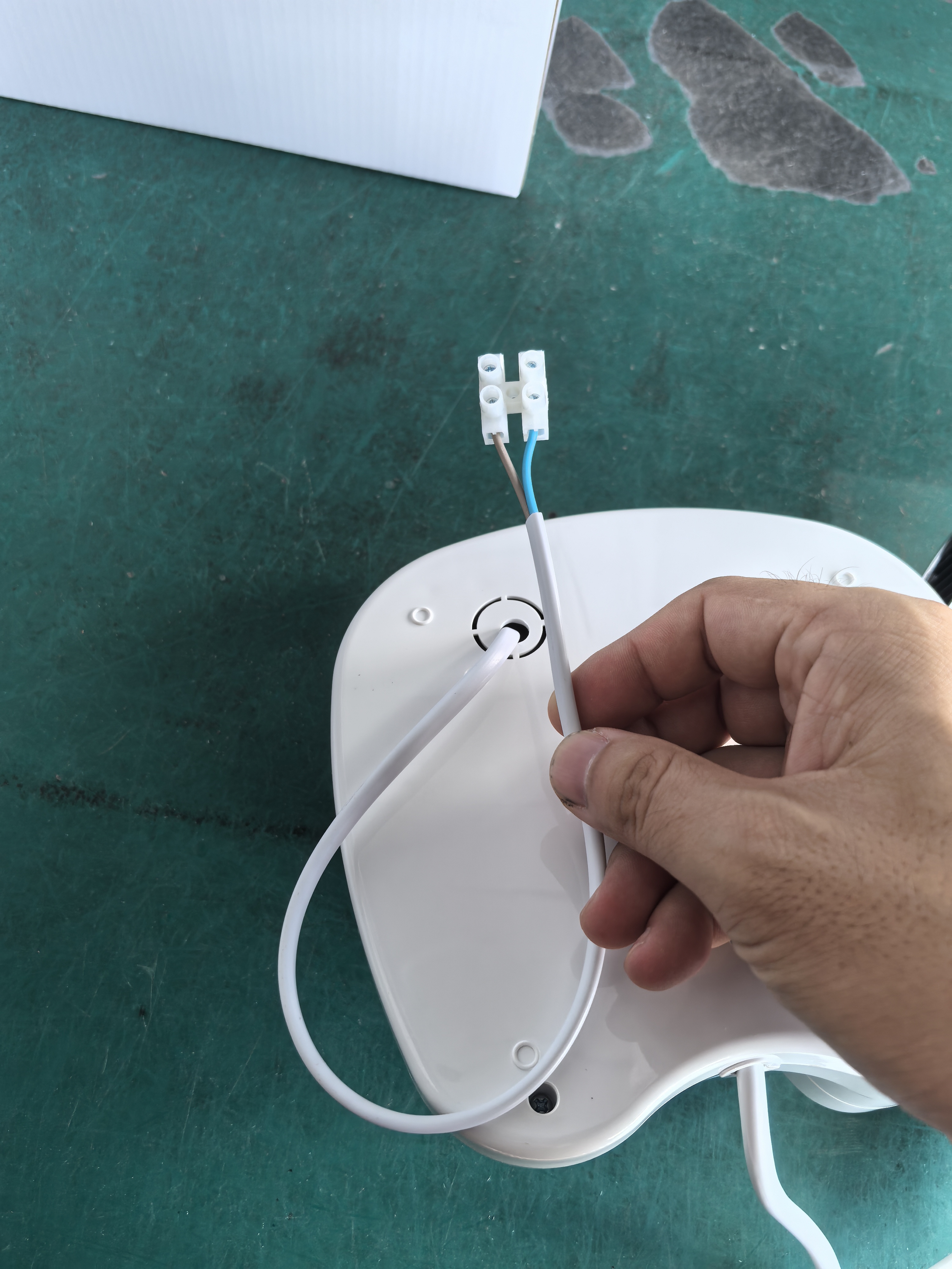 Wall Mounted Hair Dryer Power Connection During Removal Process Conexão de alimentação do secador de cabelo montado na parede inspecionada durante o processo de remoção e manutenção